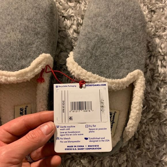 NWT - KIDS || DELUXE DearFoam Gray and White Fluffy Slippers Memory Foam - Picture 4 of 5